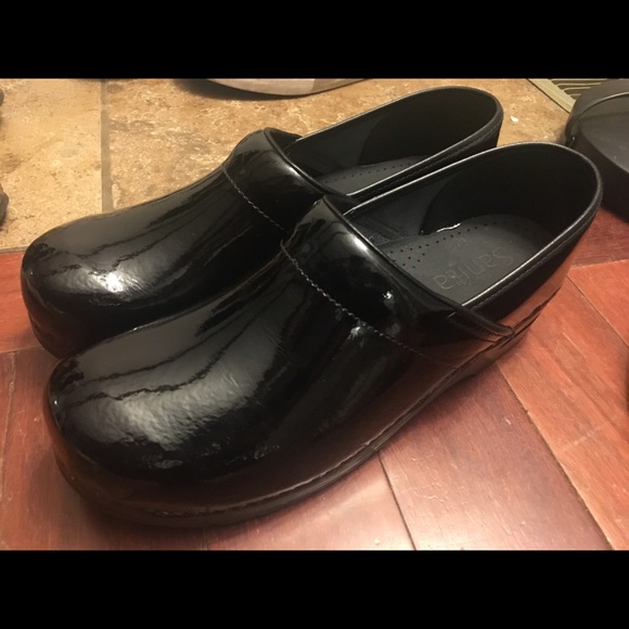 sanita men's clogs
